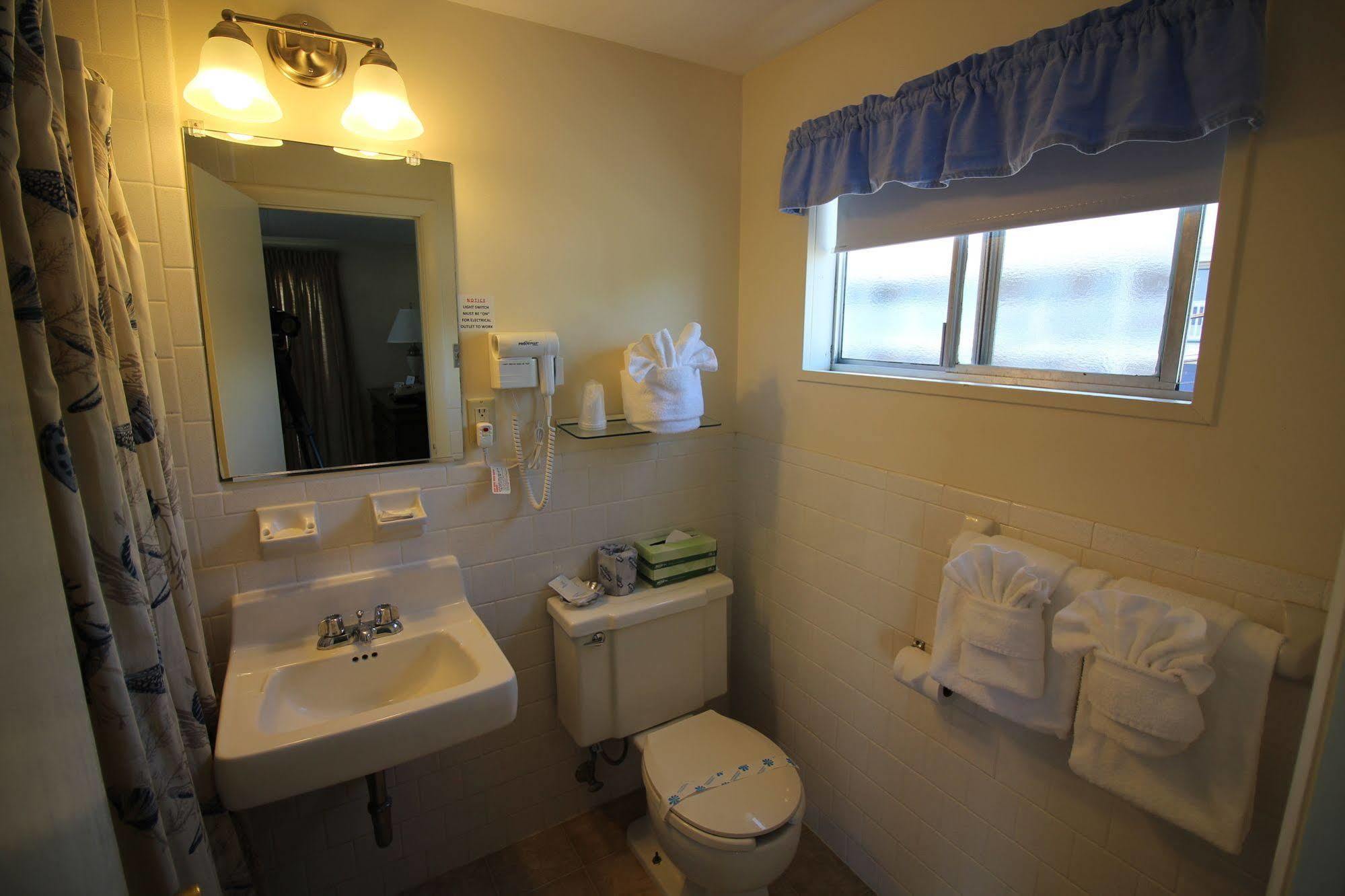 Hyannis Holiday Motel Экстерьер фото