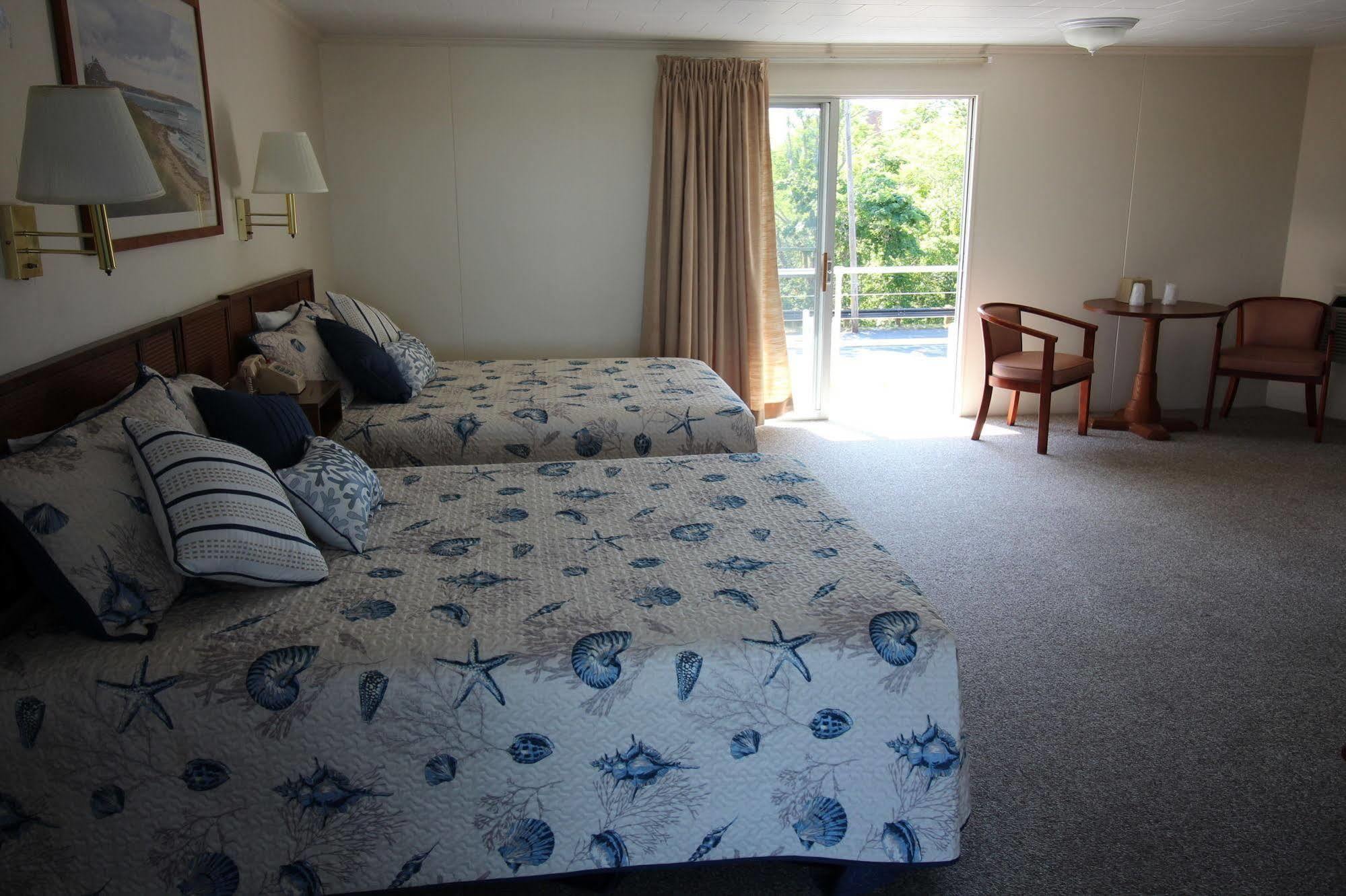 Hyannis Holiday Motel Экстерьер фото